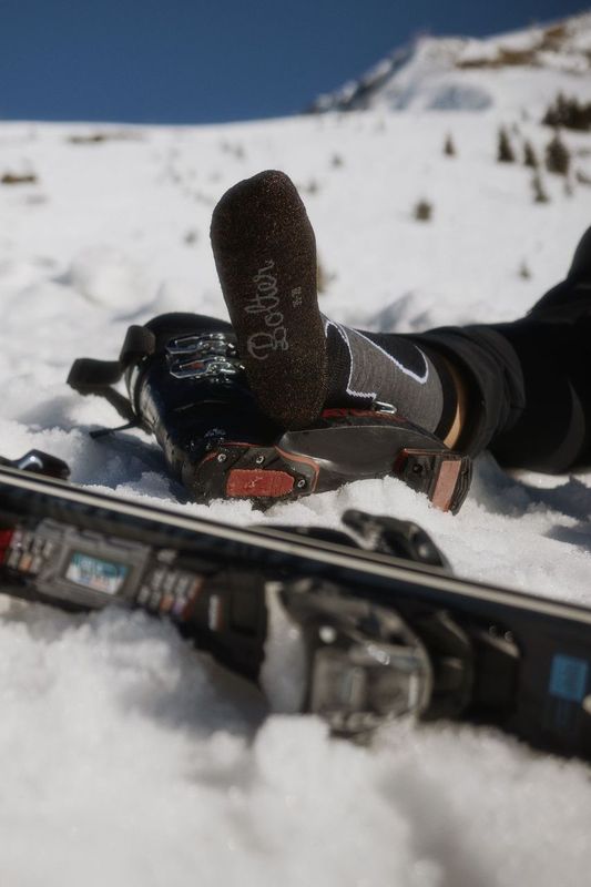 Bolter Skisocke im Einsatz bei einer Pause im Schnee
